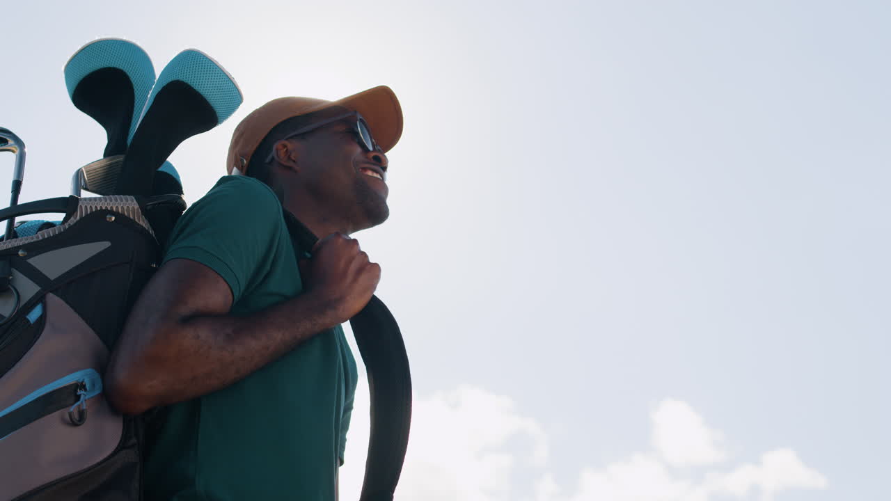 un hombre afroamericano en el campo de golf.
