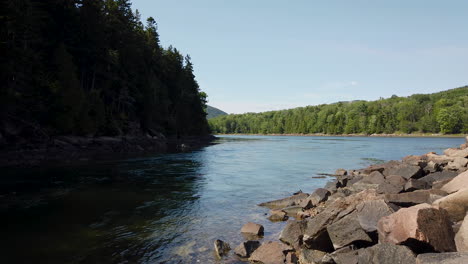 Hermosa-Escena-Salvaje-En-El-Parque-Nacional-De-Acadia,-Maine,-Estados-Unidos,-Río-Que-Fluye