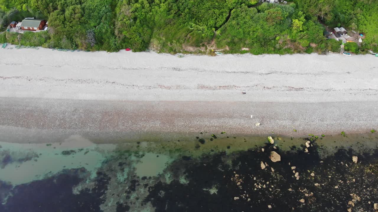 한적한 littlecombe 촬영 해변의 조감도