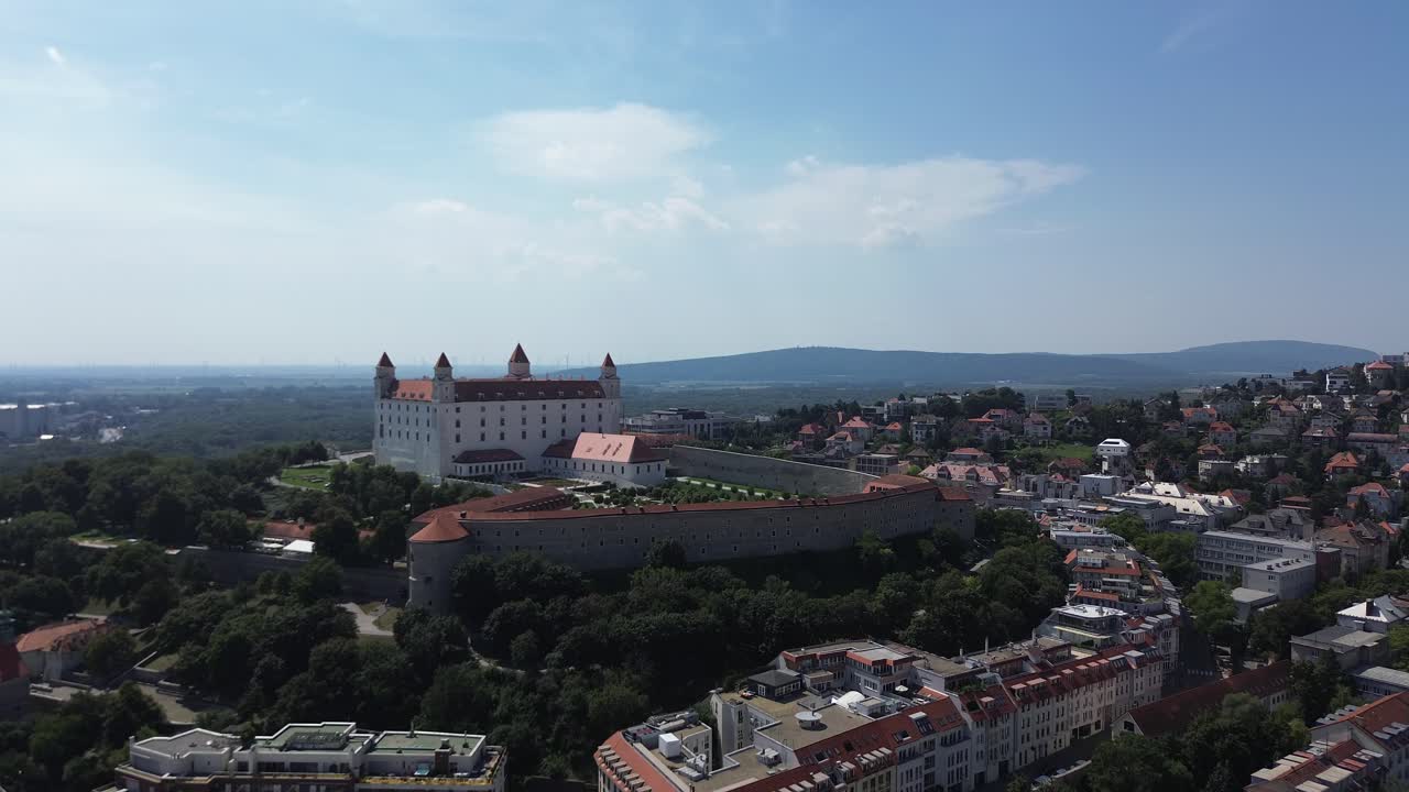 vista aérea del castillo de bratislava y el casco antiguo durante el día, vista aérea de dron 4k estableciendo una toma de la capital europea eslovaca durante el verano, impresionante vista del punto de referencia