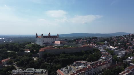 Luftaufnahme-Der-Bratislavaer-Burg-Und-Der-Altstadt-Bei-Tag,-Drohnen-Luftaufnahme-4k,-Aufnahme-Der-Slowakischen-Europäischen-Hauptstadt-Im-Sommer,-Atemberaubende-Aussicht-Auf-Das-Wahrzeichen