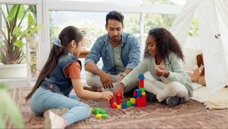 bloques de construcción, el padre y las niñas juegan
