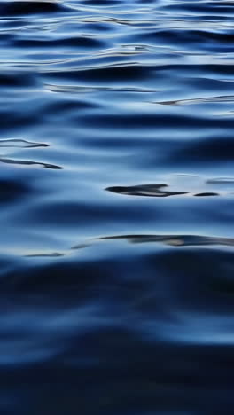 gewölbte wasseroberfläche