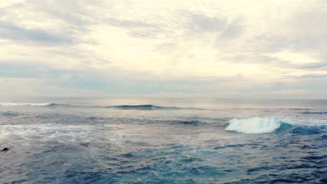 Drone-Volando-Bajo-Sobre-Las-Olas-Del-Océano-En-Sri-Lanka