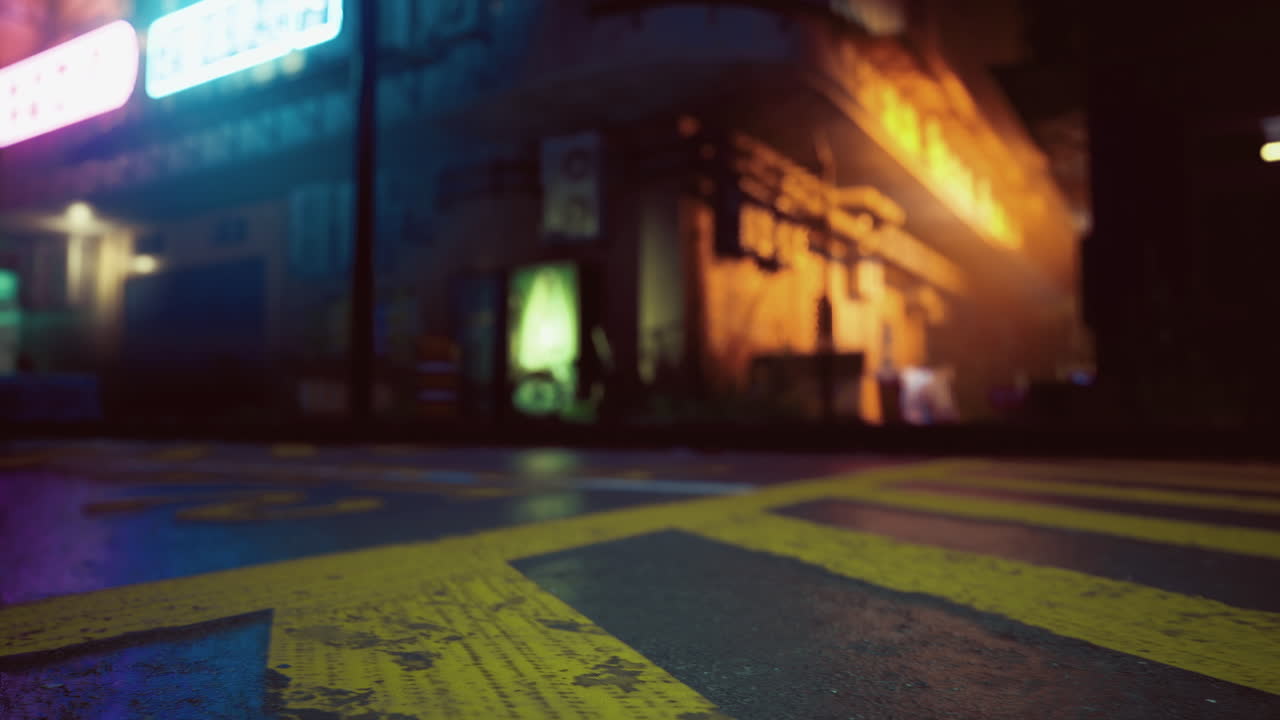 Strada urbana di notte che mette in risalto luci e texture vivaci