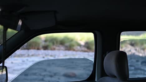 透過車窗看到的鄉村風景,前景是