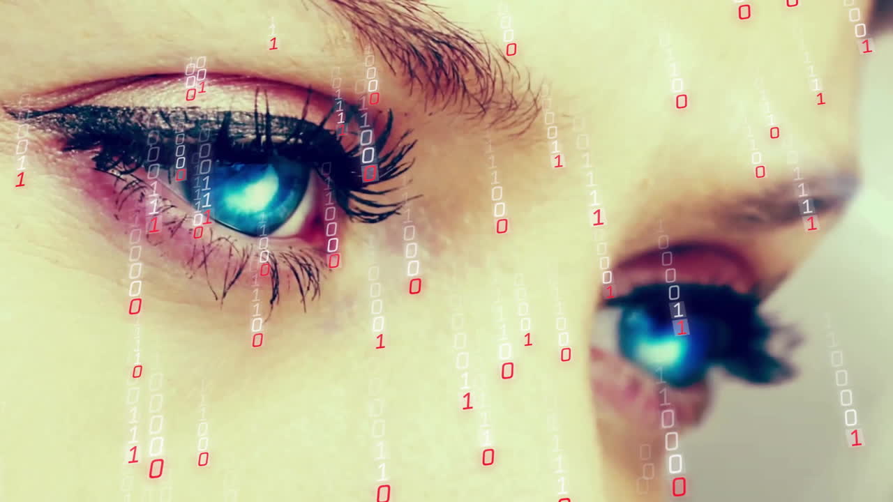 animazione di codifica binaria e elaborazione di dati digitali sul viso di una donna