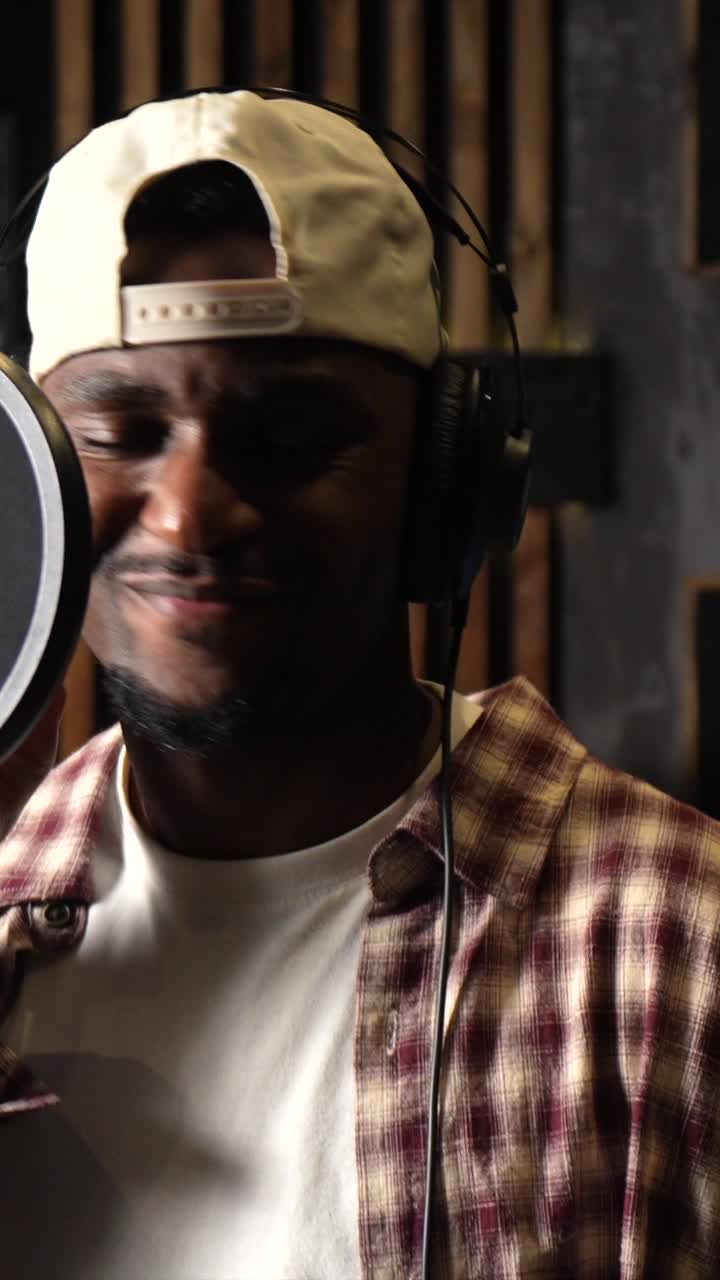 hombre grabando música en el estudio