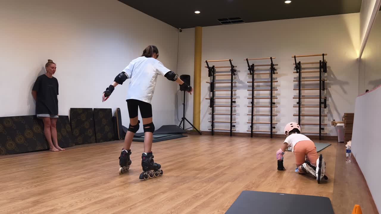 체육관 에서 어린이 들 을 위한 롤러 스케이팅 수업