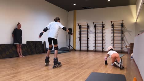 lecciones de patinaje sobre ruedas para niños en un gimnasio
