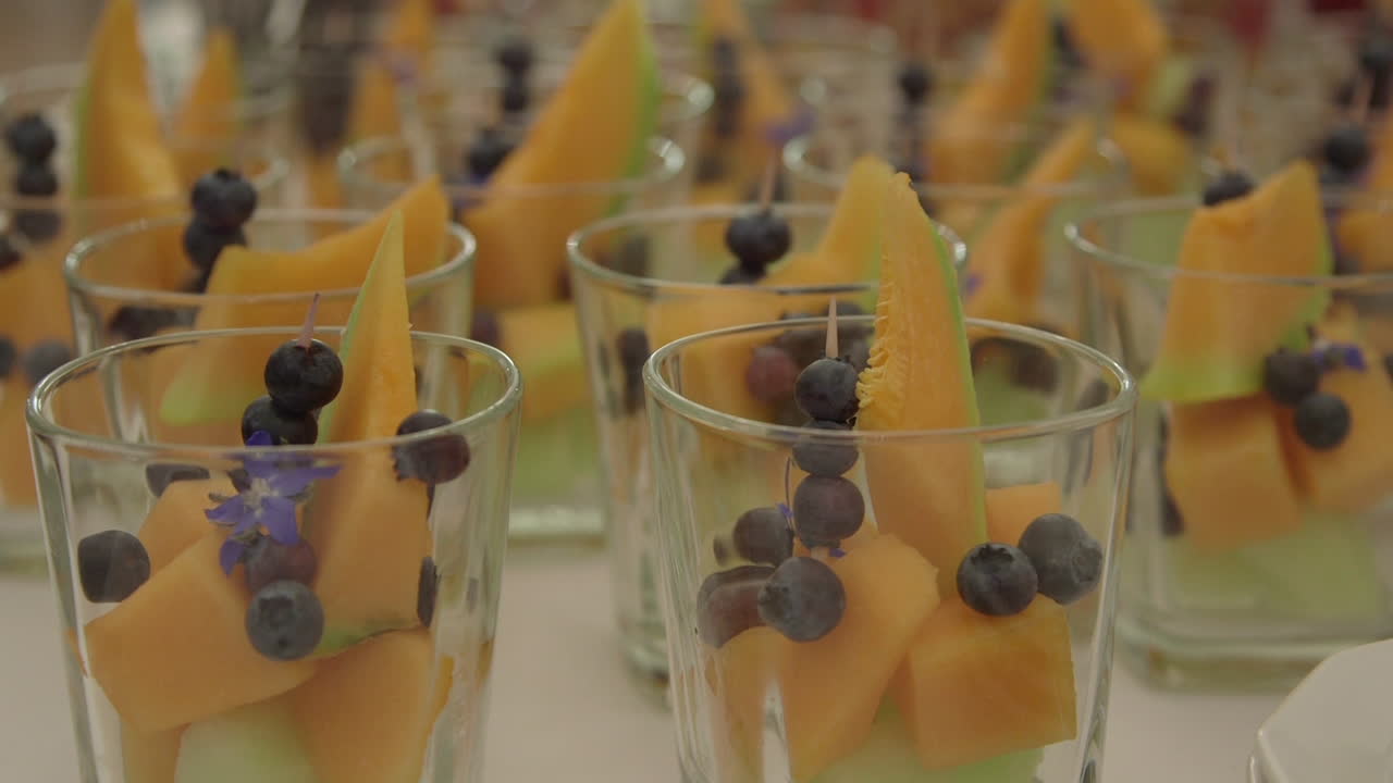 cerca de postres de frutas con frutas frescas arándanos y mango