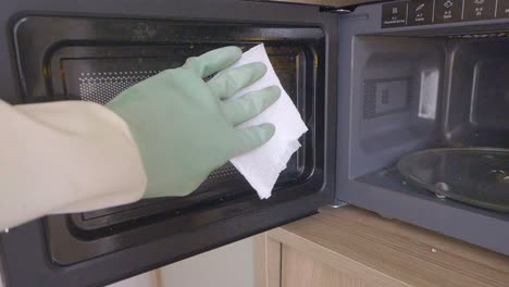 Cleaning a microwave