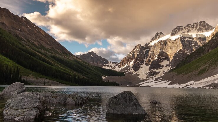 Consolidation Lakes, Parco Nazionale di Banff, Canada. Timelapse di nuvole sopra il lago glaciale e paesaggio incontaminato