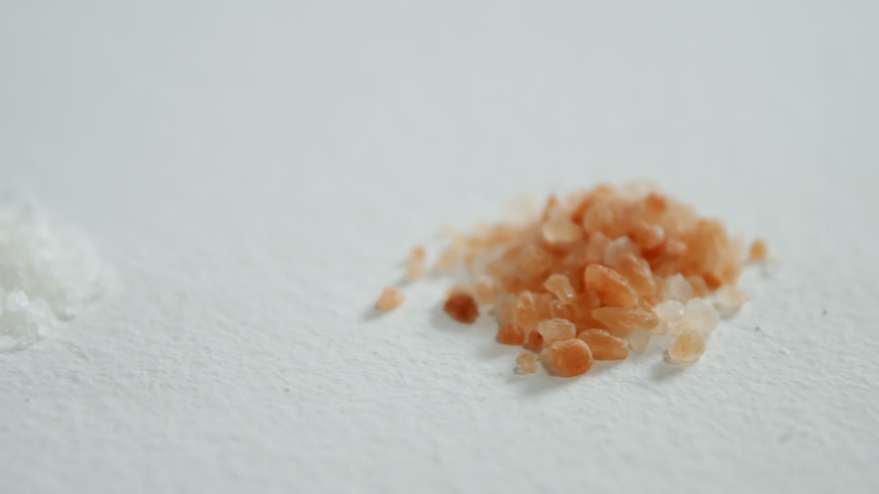 색 배경에 다양한 소금 4k