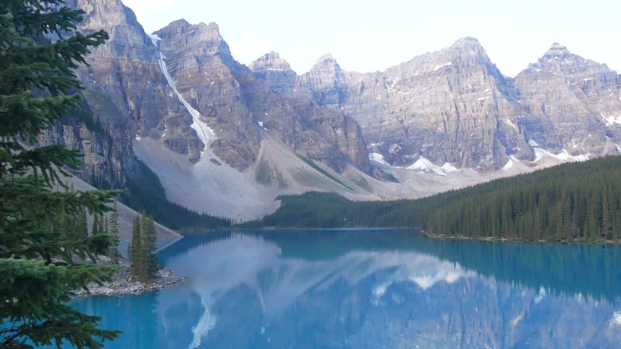 vista panorámica del lago moriane -uno de los lagos más famosos de canadá- temprano en la mañana con el reflejo de la cordillera rocosa en la superficie del lago en el parque nacional de banff, alberta, canadá