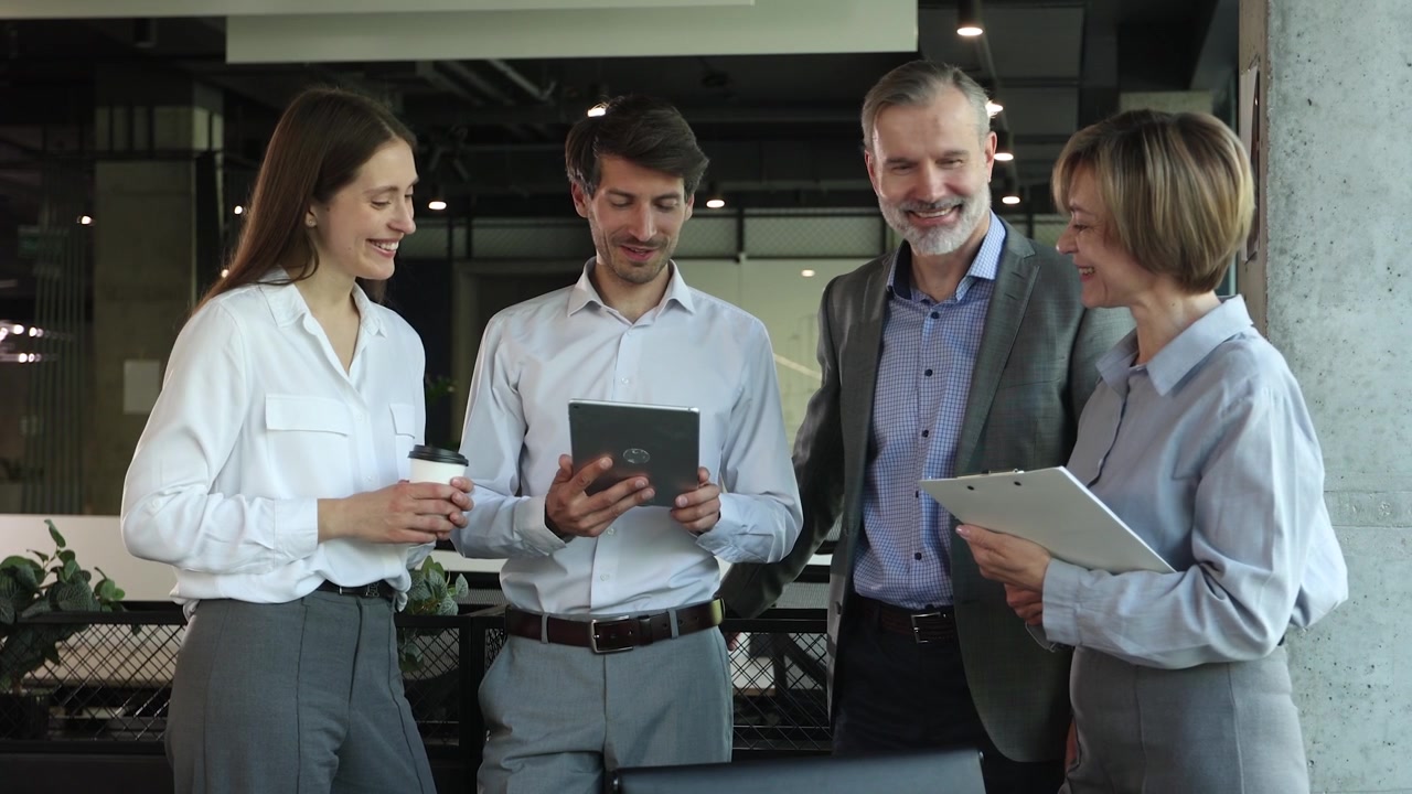 Equipo de negocios discutiendo un proyecto con una tableta digital en una oficina moderna