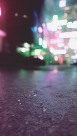 paisaje urbano borroso por la noche con luces de neón