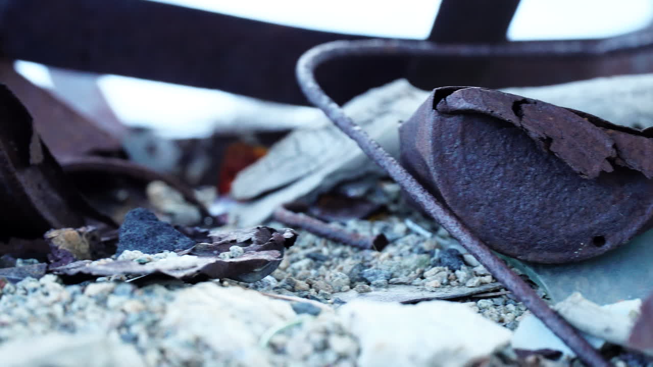 녹슨 오래된 부식된 캔과 바닥에 깔린 잔해, 슬라이더 샷