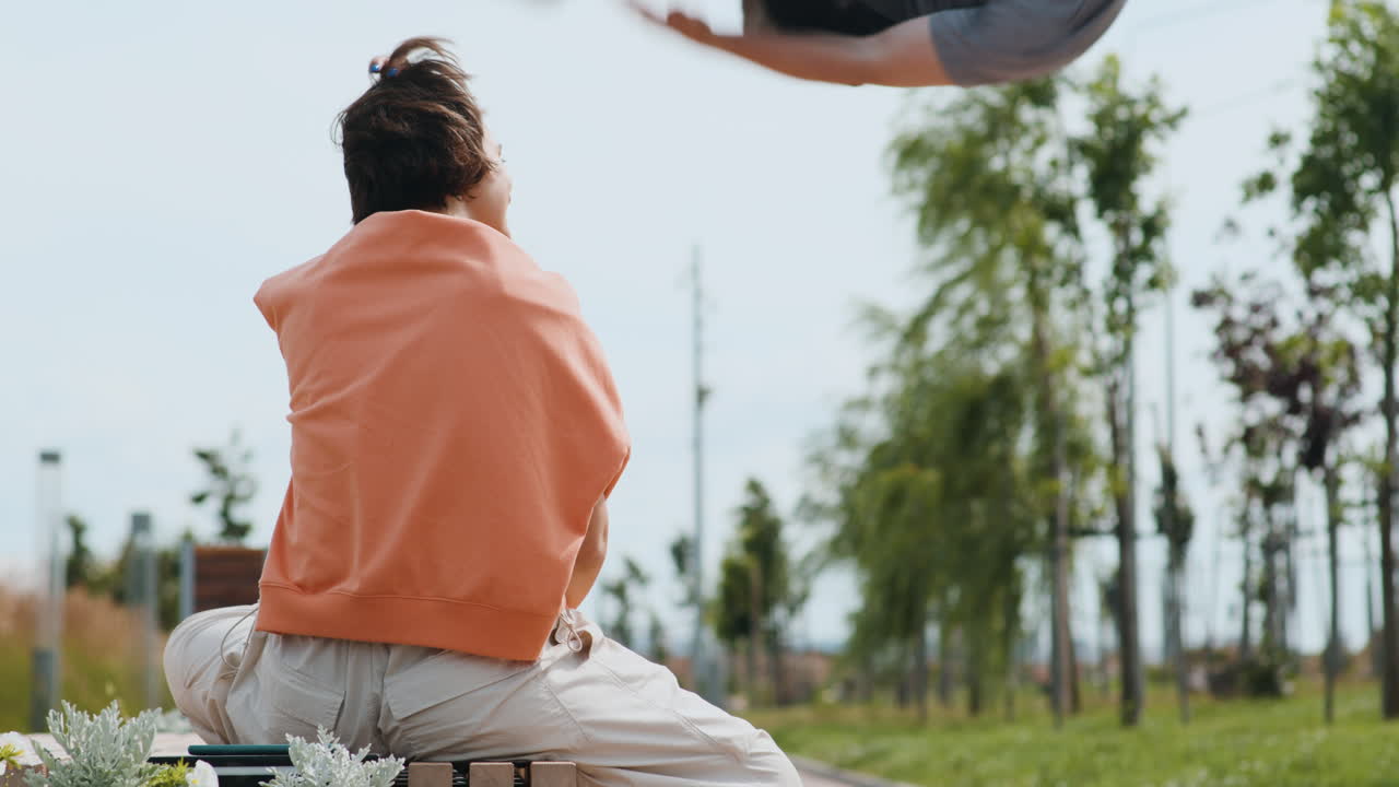 友達が屋外でパークーをしている