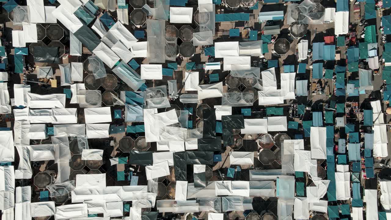 vista de arriba hacia abajo de los puestos de mercado en el mercado de ponchos en otavalo, ecuador - disparo de drones