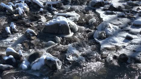 Gefrorene-Felsen-Und-Bachwasser-Im-Winterwunderland