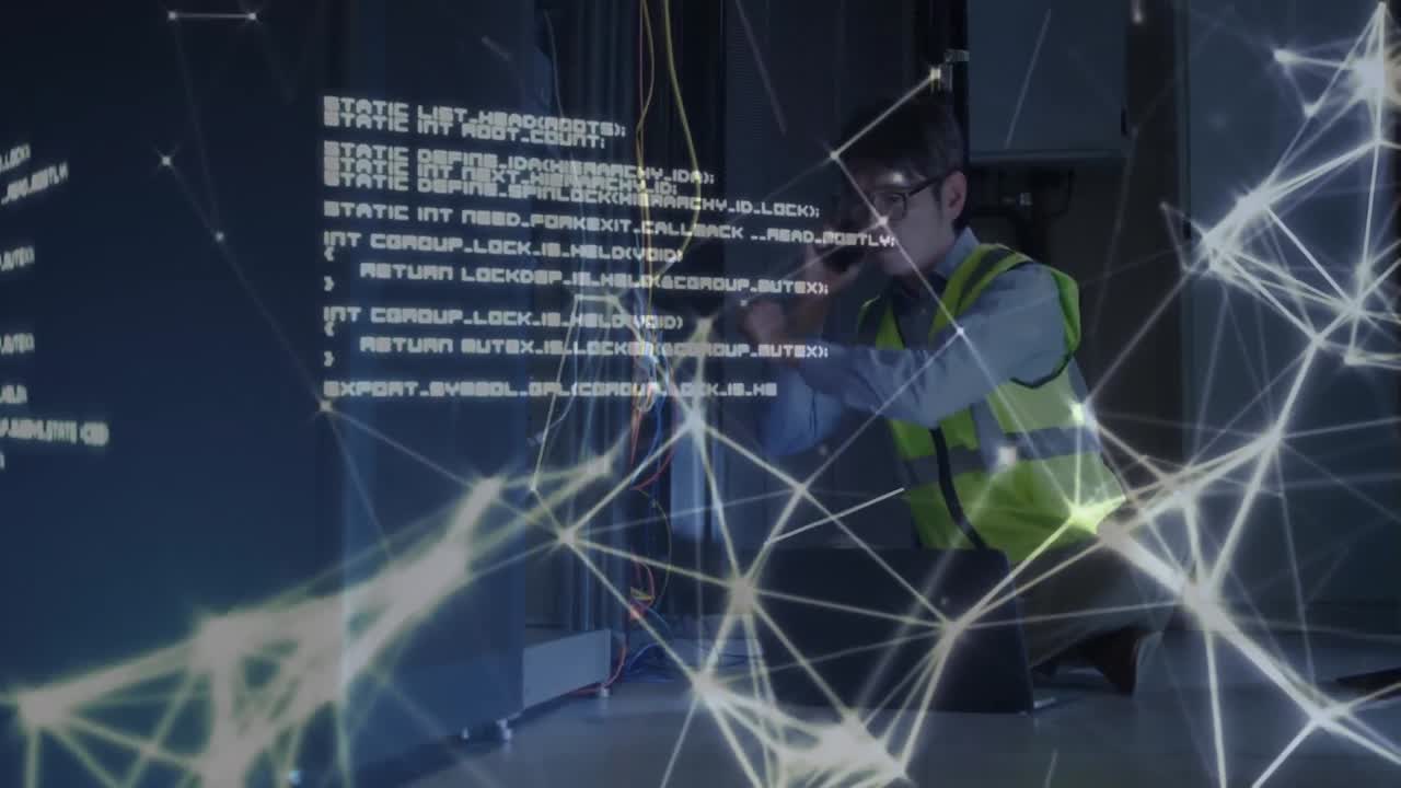 animazione di dati su un ingegnere it maschio asiatico con telefono e laptop da un server computerizzato