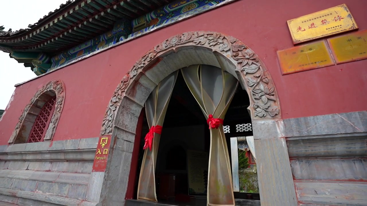 Ngôi đền Trung Quốc truyền thống trên núi Thiên Môn ở Trương Gia Giới, Trung Quốc, được tách biệt trên nền trắng.