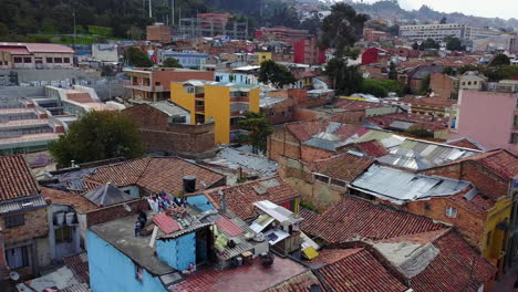 Hermosa-Toma-Aérea-De-Establecimiento-De-Edificios-Antiguos-Y-Barrios-En-El-Centro-De-Bogotá,-Colombia-1