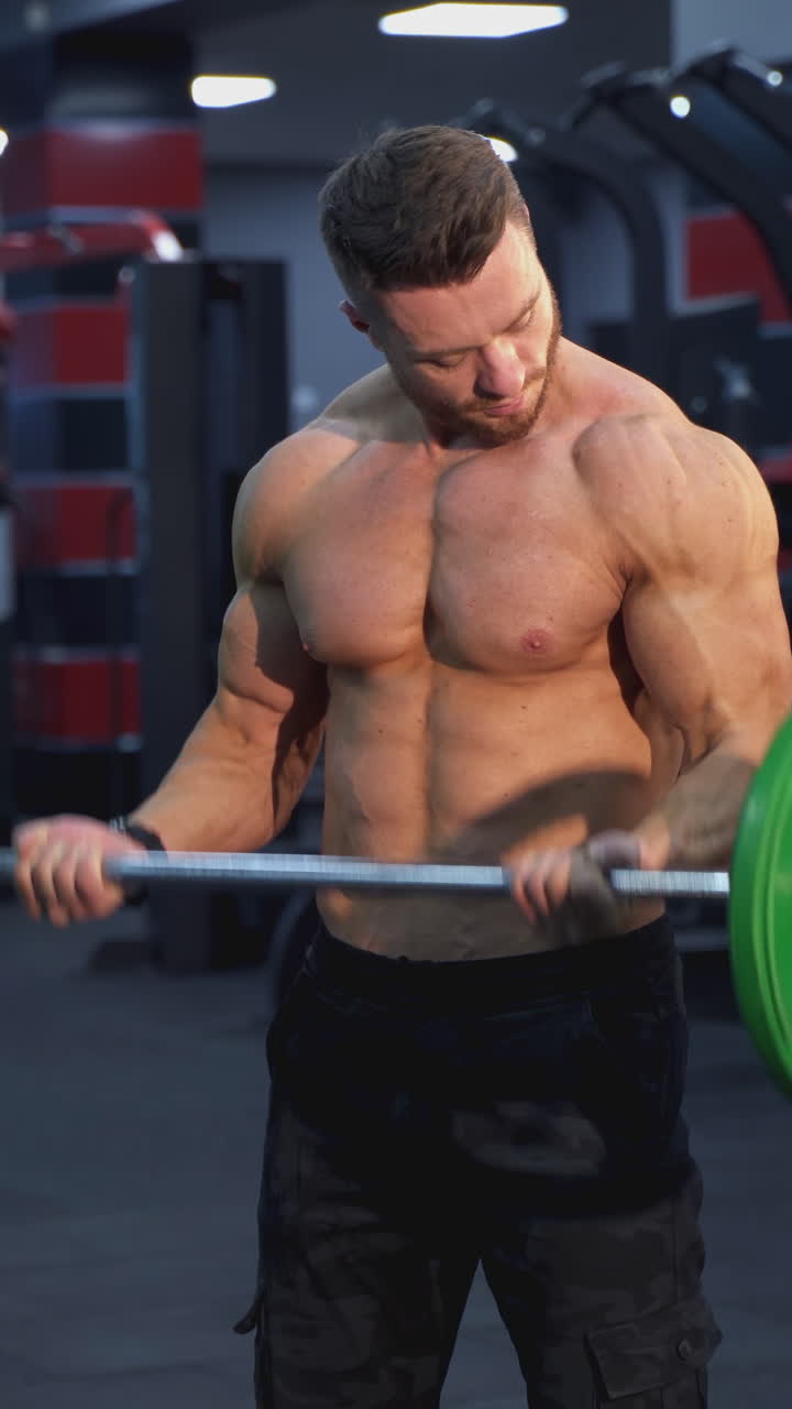 hombre levantando pesas en el gimnasio