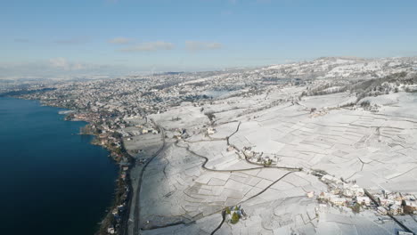 Viñedo-De-Lavaux-Y-Pueblo-En-La-Ladera-De-Una-Colina-A-Orillas-Del-Lago-De-Ginebra-Durante-El-Invierno-En-Suiza