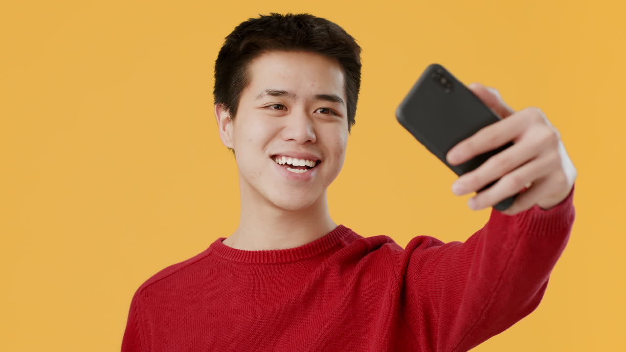 셀피를 찍는 젊은 남자