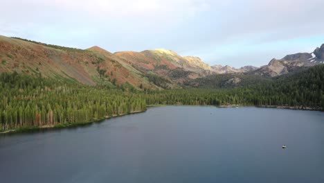 Üppige-Vegetation-Und-Ruhiges-Wasser-Des-Lake-Tahoe-In-Den-Bergen-Der-Sierra-Nevada-–-Drohnenaufnahme-Aus-Der-Luft