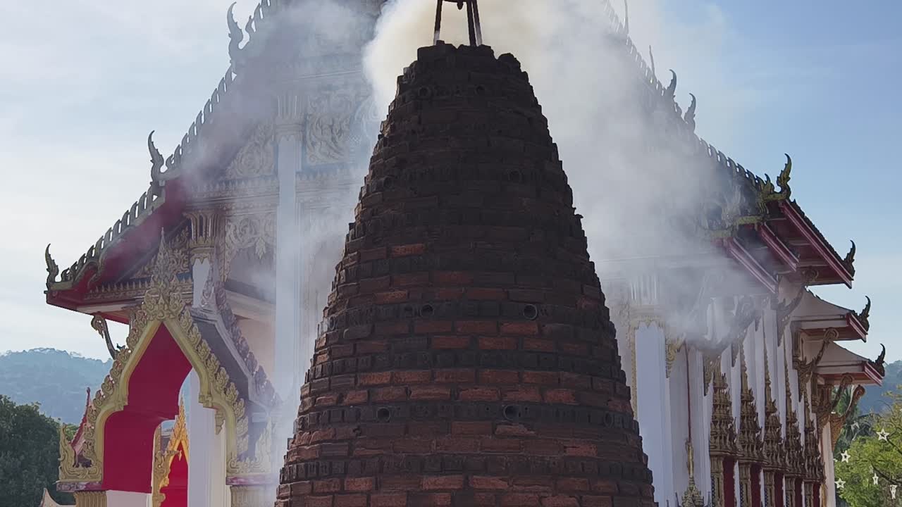 ceremonia de incienso en un templo tailandés