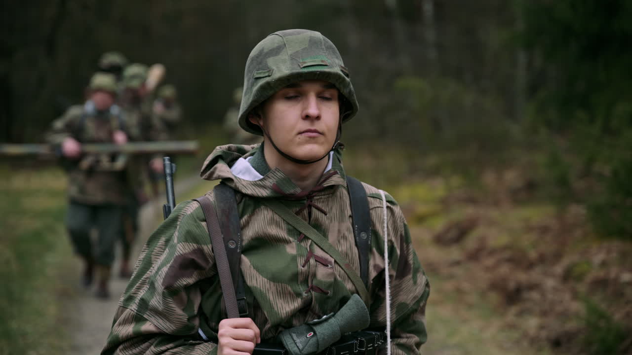 Soldato tedesco nel bosco durante una rievocazione storica della Seconda Guerra Mondiale