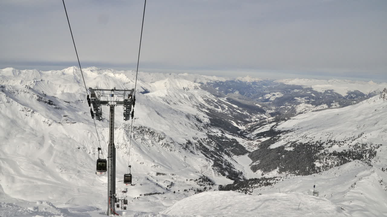 time-lapse de una góndola de esquí - ascensor en meribel en los alpes franceses con vistas al valle de meribel en el fondo