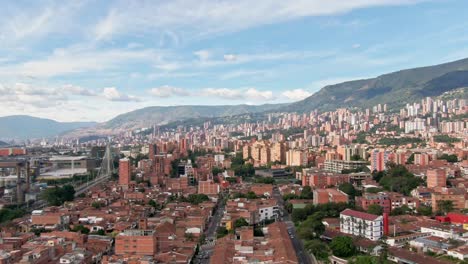 Impresionante-Ciudad-De-Medellín,-Colombia-Al-Amanecer,-Efecto-De-Zoom-Aéreo.