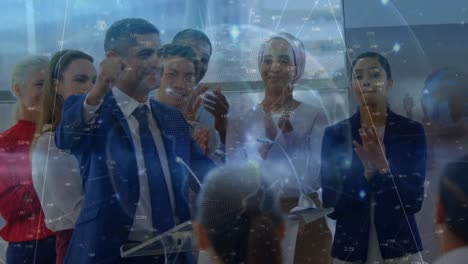 animación del globo con procesamiento de datos sobre diversas personas de negocios
