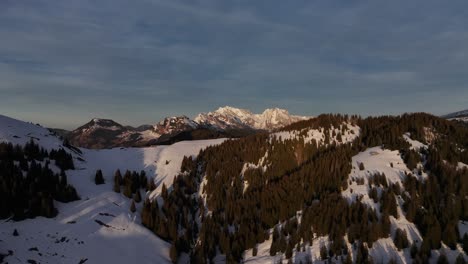 Luz-De-La-Tarde-Sobre-Las-Crestas-Nevadas-De-Amden,-Antena-De-Suiza