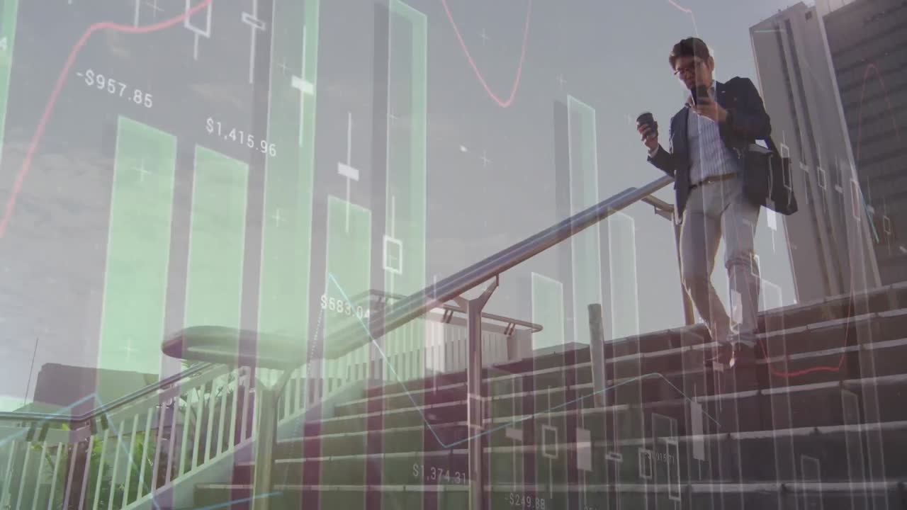 animación del procesamiento de datos sobre el hombre asiático en las escaleras.