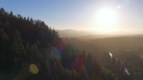 Amanecer-Sobre-Una-Montaña-Boscosa-Cerca-Del-Parque-Regional-Del-Rio-Woods-En-Healdsburg,-California