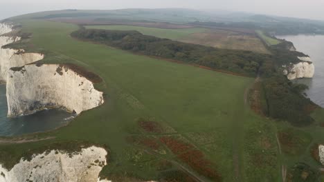 vista aérea de los acantilados de la isla de purbeck y el paisaje costero