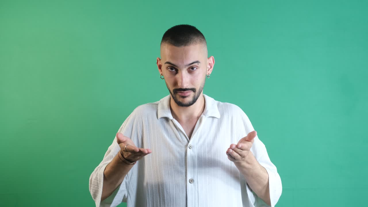 hombre que escucha fondo verde