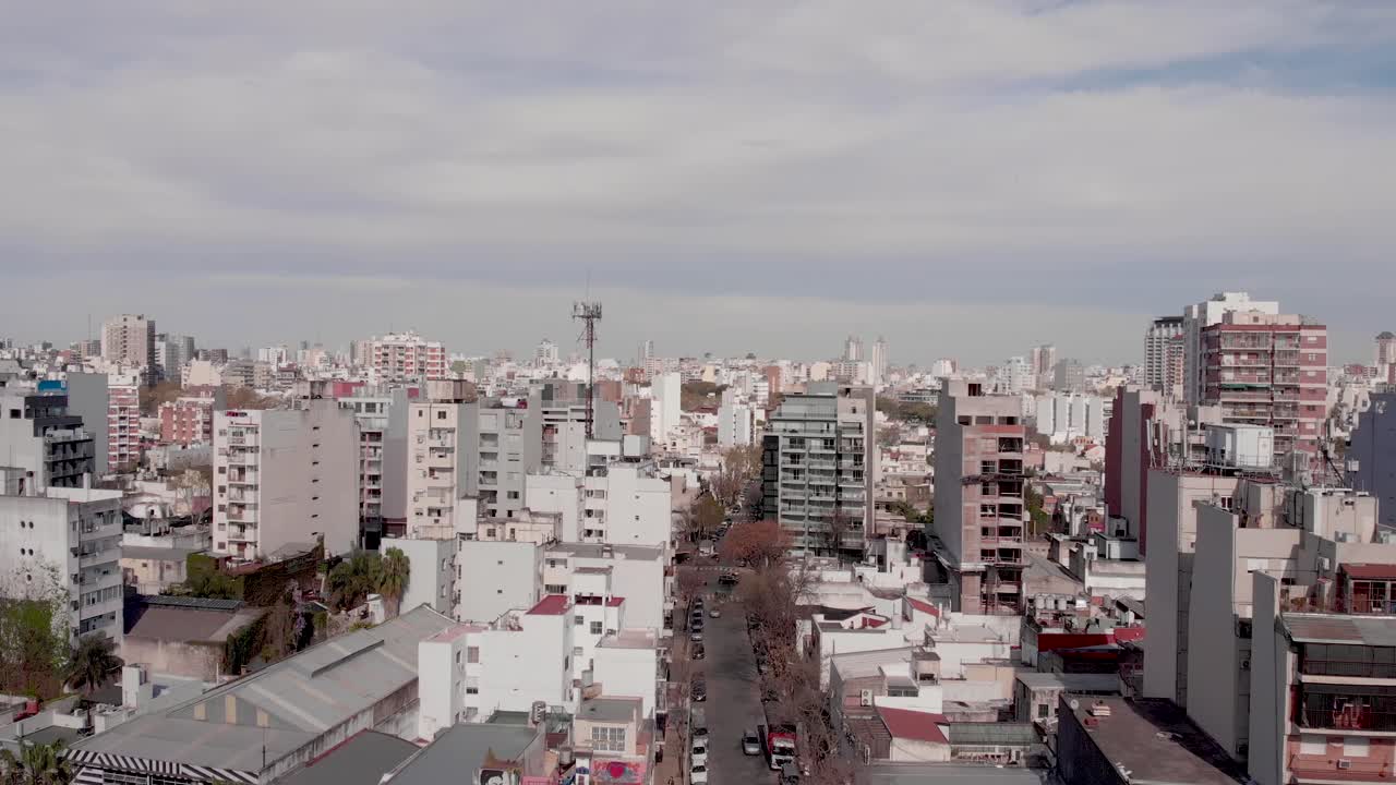 아르헨티나 부에노스아이레스 시내 스카이라인의 공중 드론 영상