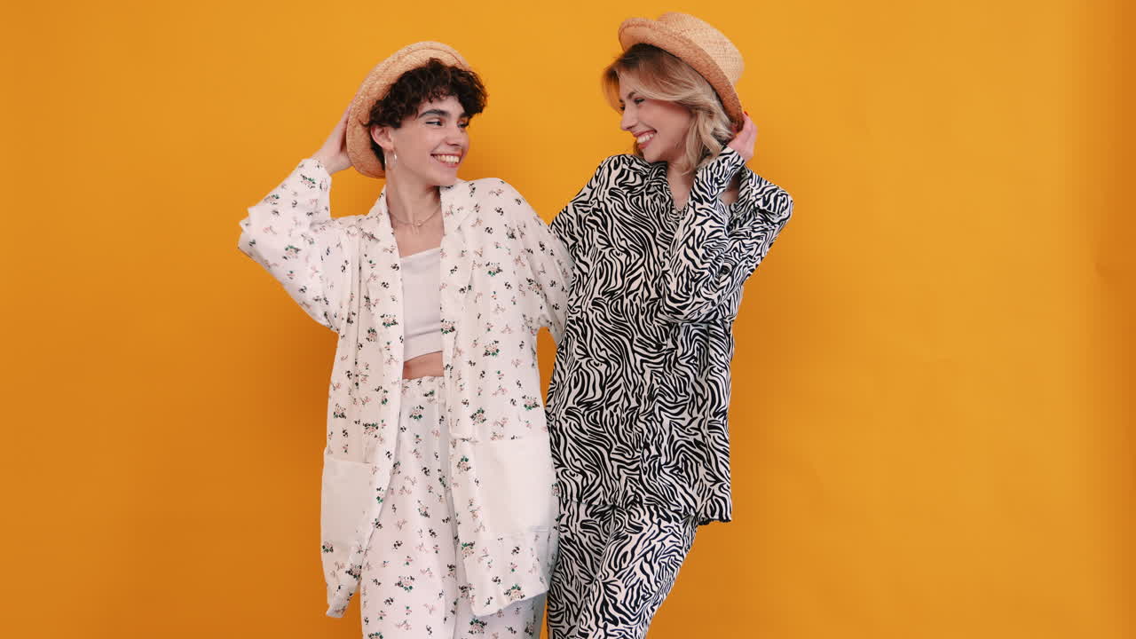 dos mujeres con trajes a juego