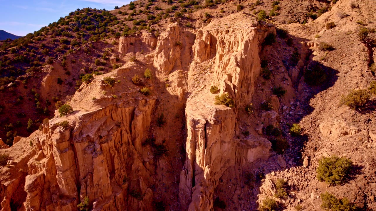 Ampia vista drone di drammatiche scarpate di roccia rossa nel Nuovo Messico