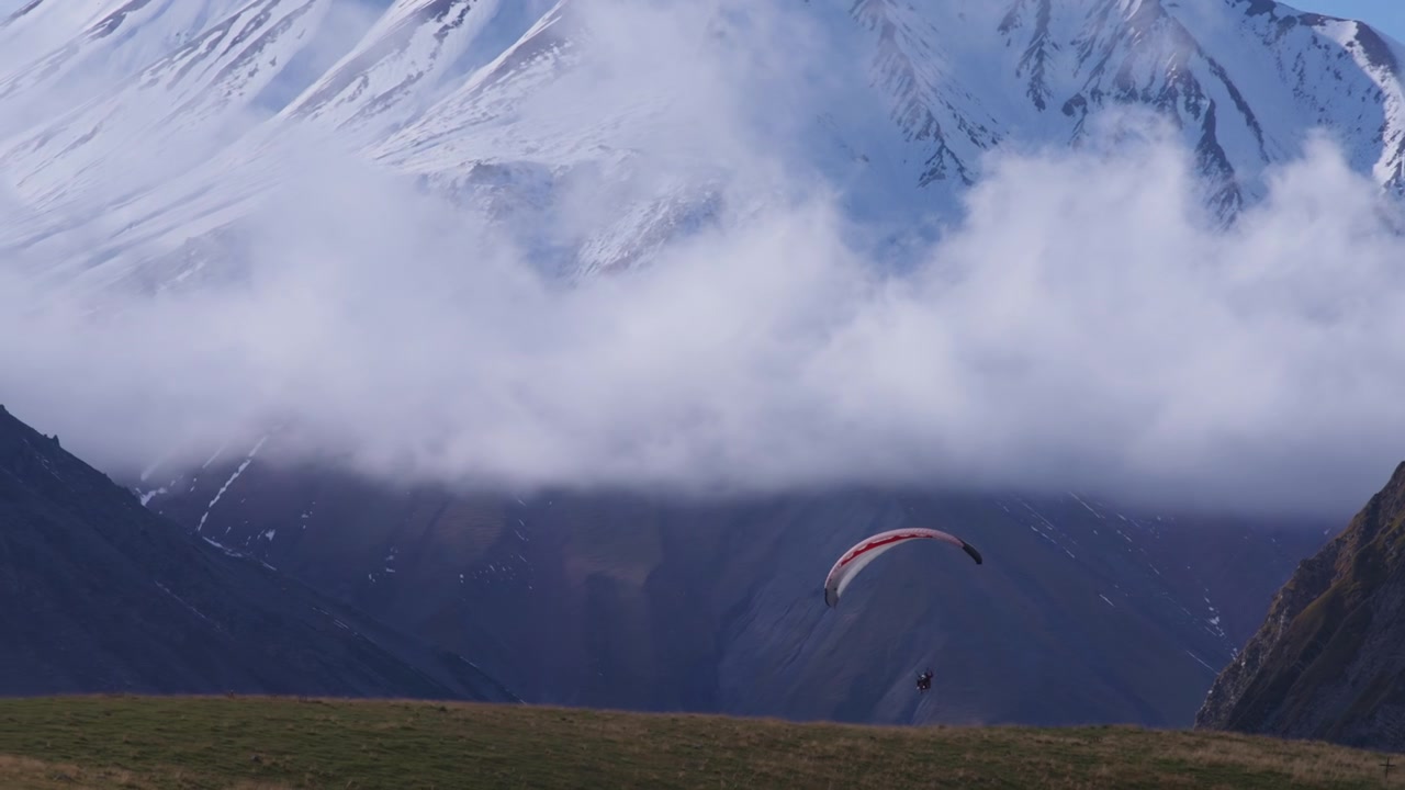 Paragliding i snødekte fjell