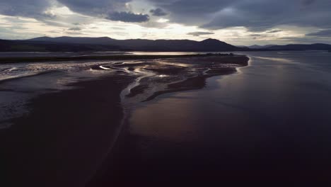 Volando-Sobre-El-Océano-Al-Atardecer-Sobre-Las-Tranquilas-Aguas