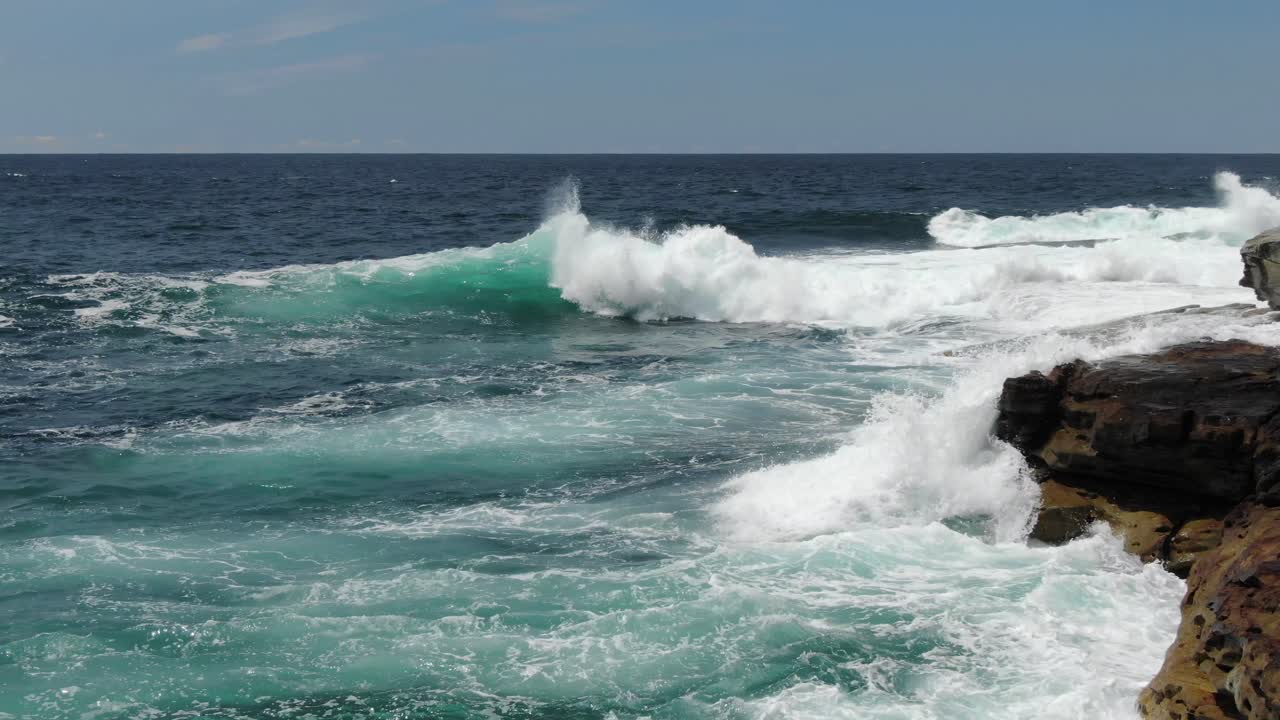 olas rompiendo en un acantilado rocoso cerca de bondi beach, australia