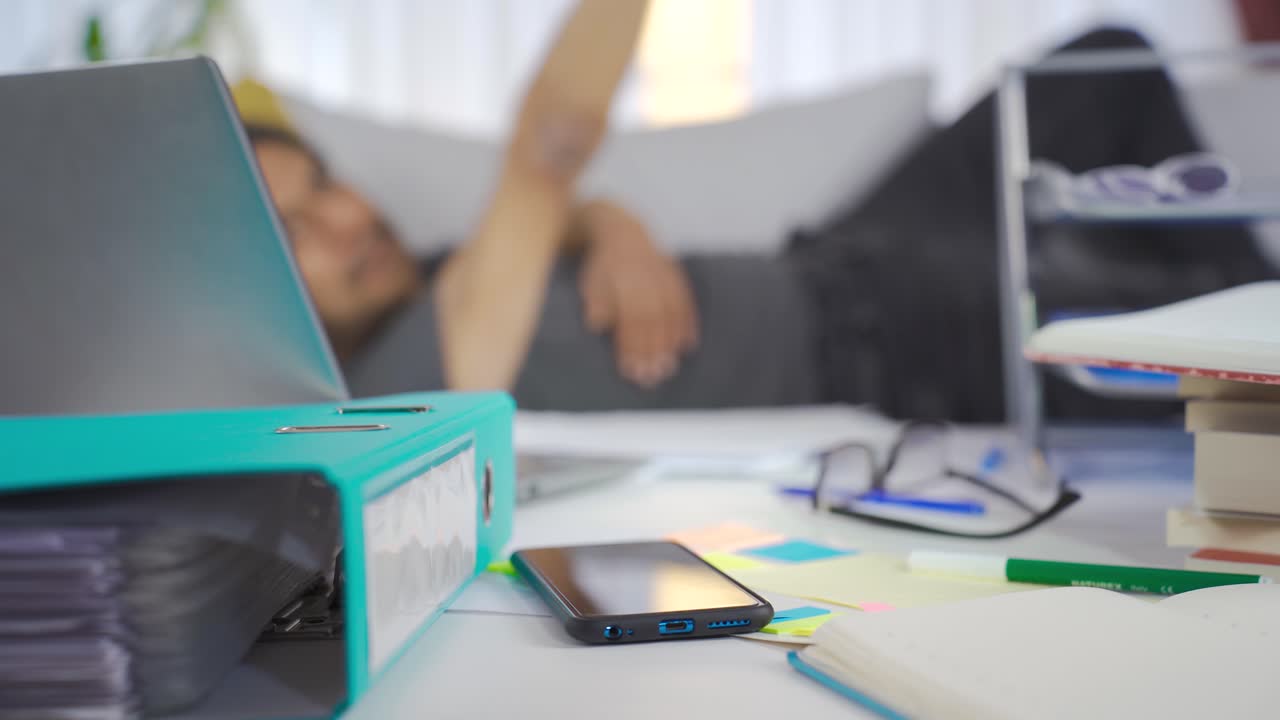 Doven mand derhjemme forsøger at få sin telefon af bordet