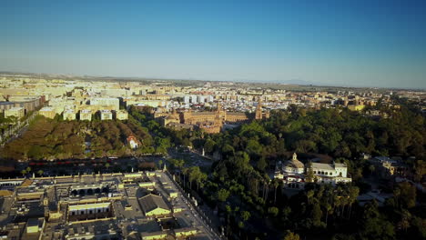 Toma-Aérea-Subiendo-Alto-Y-Mirando-Hacia-Abajo-La-Plaza-De-España-En-Sevilla,-España-4k-60fps